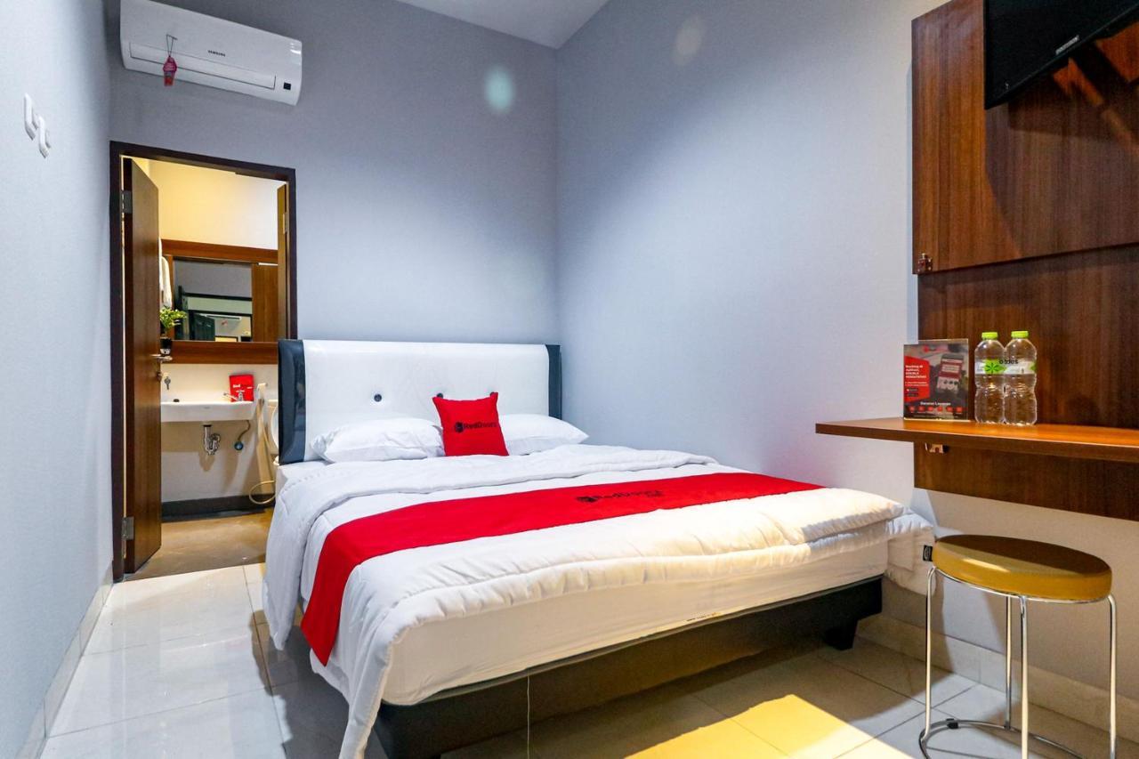 Reddoorz Near Kebon Jeruk Jakarta Exterior photo