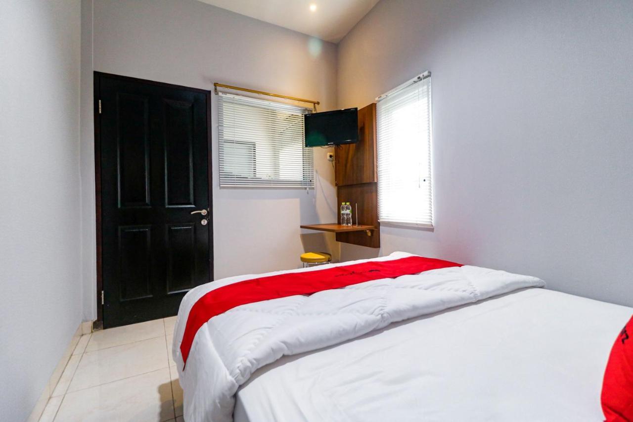 Reddoorz Near Kebon Jeruk Jakarta Exterior photo